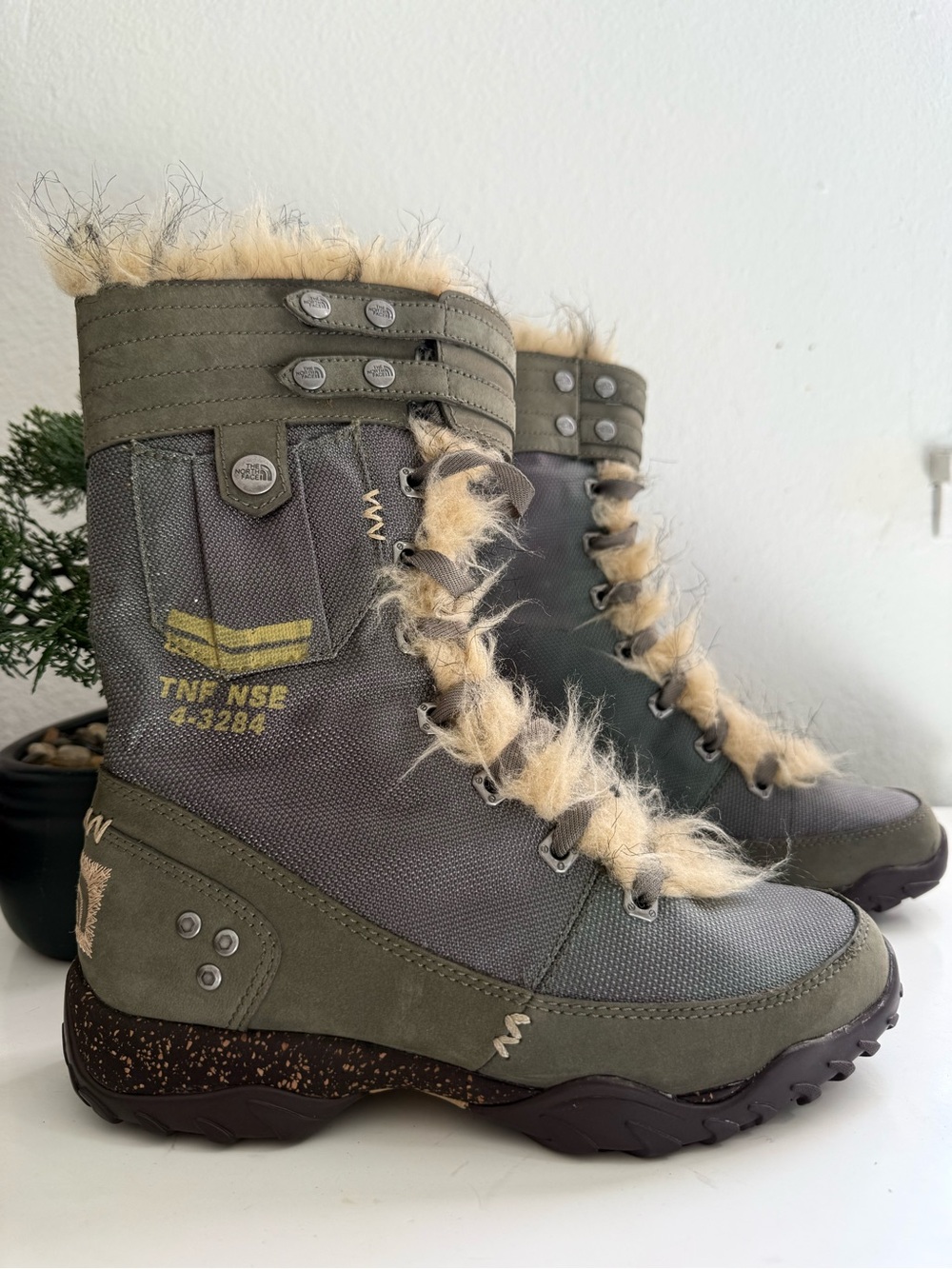 The north face TNF NSE Women size 6 Olive Green Faux-Fur Winter Boots